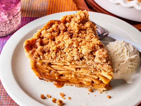 Cake with Apple Pie Flavor and Streusel Topping
