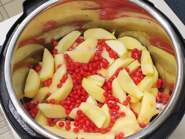 How to Make Raspberry Applesauce in a Rice Cooker