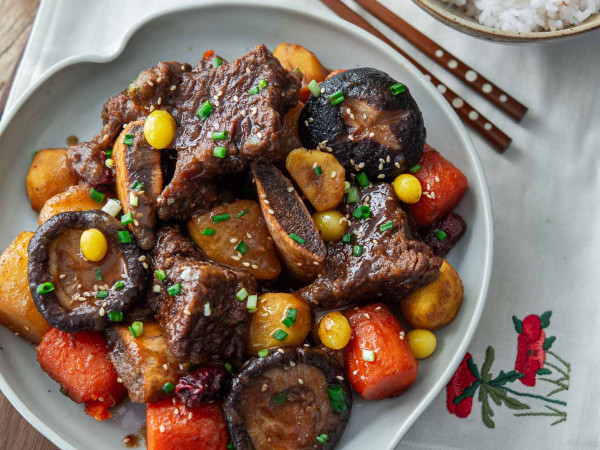 Braised Beef Short Ribs Korean Style (Kalbi Jjim)