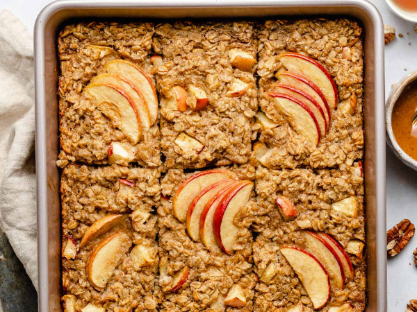 Healthy Oatmeal Bake with Apples and Spices