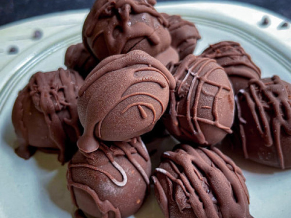 Chocolate-Enrobed Cherry Ice Pops®