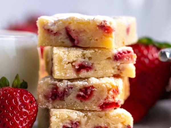 Marshmallow Strawberry Blondies