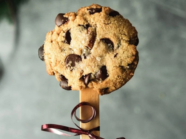 Sweet Caramel Cookie Treats on a Stick
