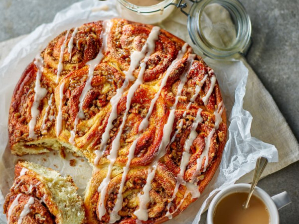 Cinnamon-Infused Pecan Pie with Bun Elements
