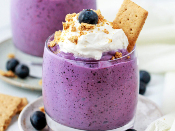 Protein Smoothie with Blueberries and Vanilla Graham