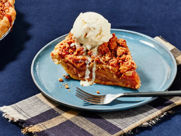 Delicious Apple Crumb Pie for Large Gatherings
