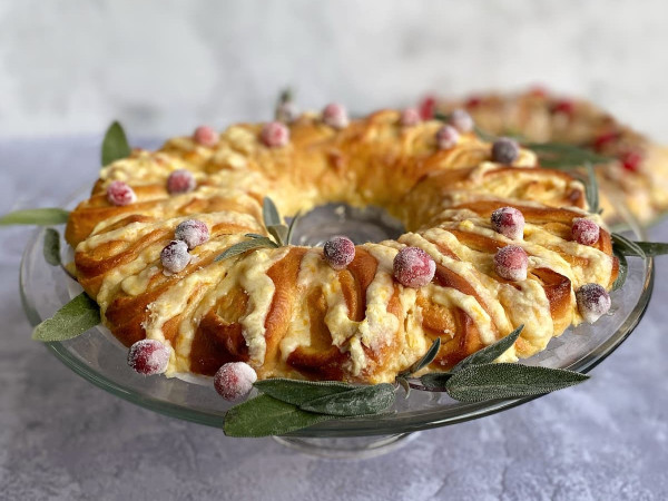 Christmas-Themed Tea Ring