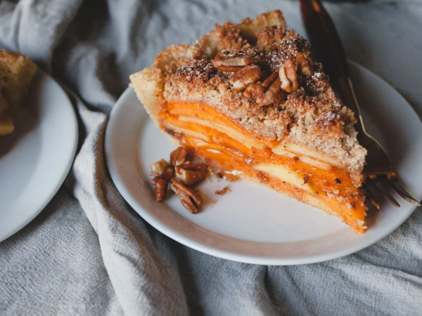 Rich Deep-Dish Persimmon Pie