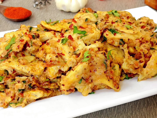 Garlic-flavored scrambled eggs