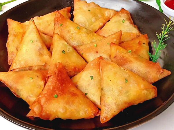 Tiny Pastry Pockets with Chicken