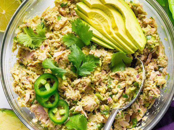 Fresh Tuna with Creamy Avocado Salad