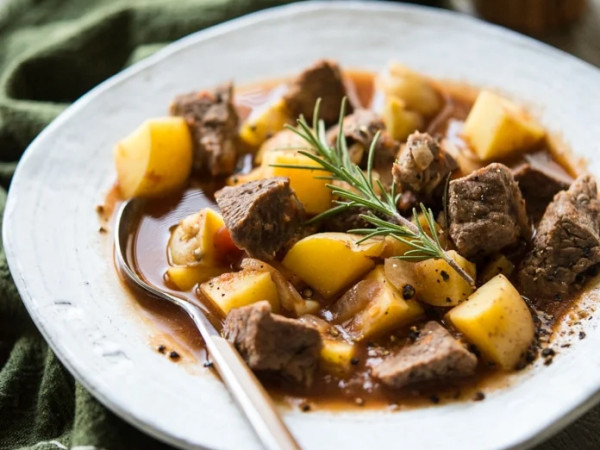 Easy Slow Cooker Beef and Potato Stew