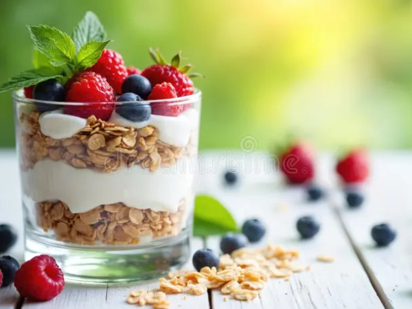 Creamy Greek Yogurt with Crunchy Granola