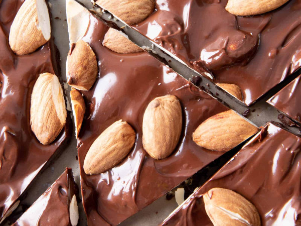5 Ingredients for Delicious Keto and Vegan Almond Chocolate Treats
