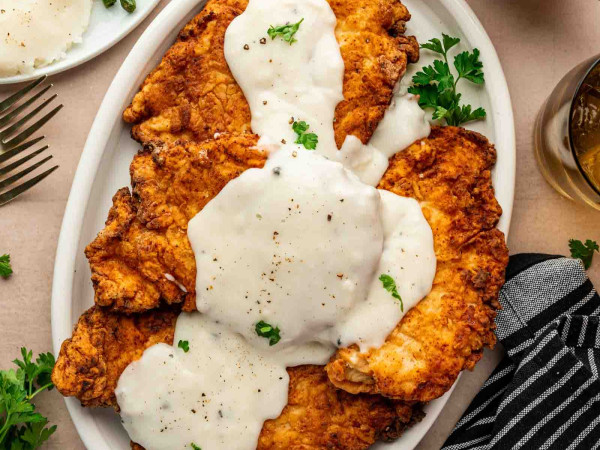 Deep-Fried Chicken Served with Creamy Sauce