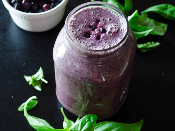 Blueberry and Basil Smoothie Recipe (Vegan)