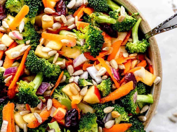 Refreshing Salad with Broccoli and Apples