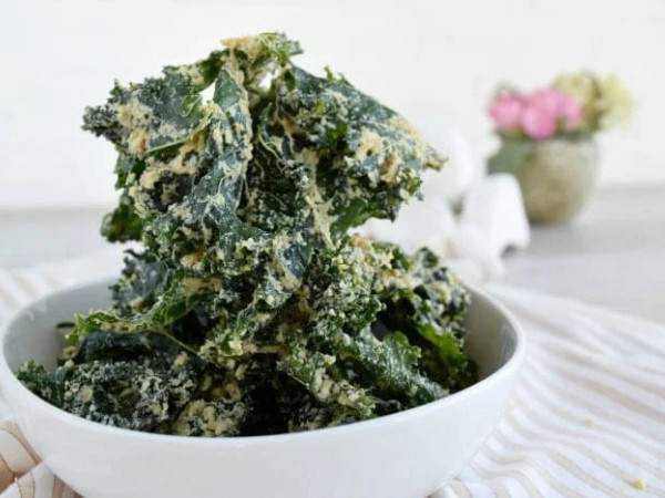 Kale Chips with a Raw Cashew Cheese Flavor