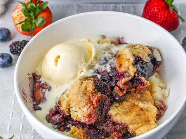 Easy Slow Cooker Breakfast Cobbler