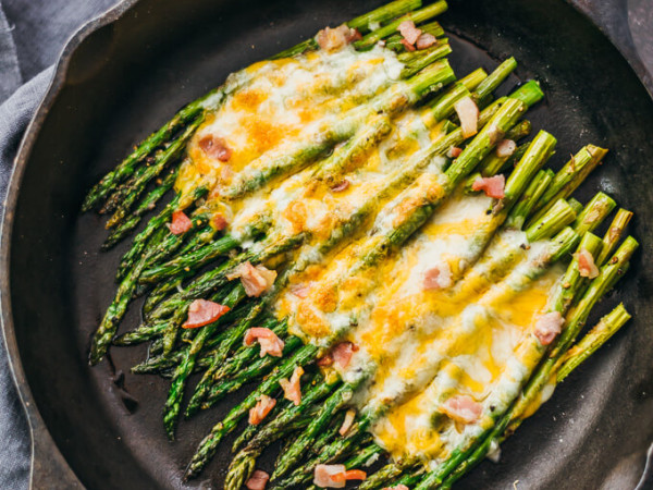 Oven-Baked Asparagus with a Cheesy Topping