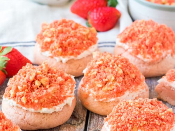 Strawberry Sundae Crunch Cookie Bars