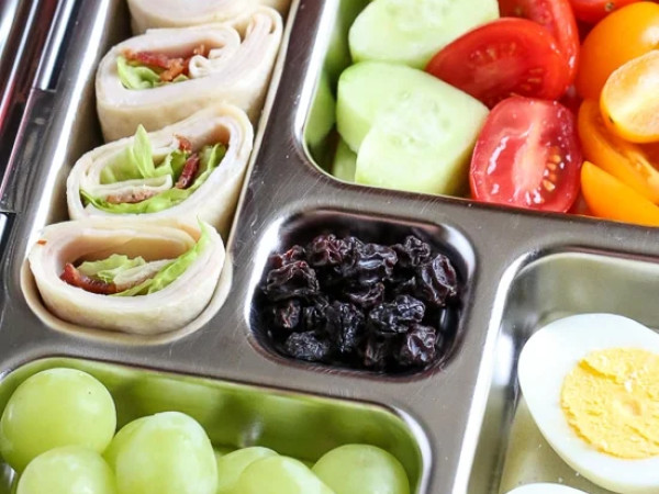 Bento Box Delight: Turkey Roll-Ups and Caprese Salad