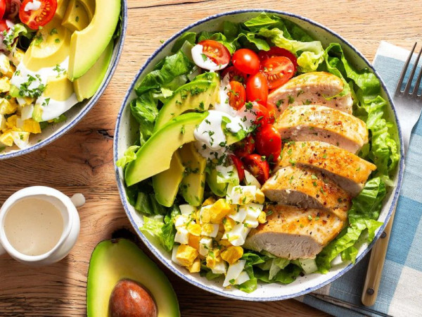 Salad with Avocado and Eggs