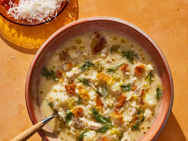 Flavorful Spicy Fried Chicken Accompanied by Cheese Grits and Chorizo Reduction
