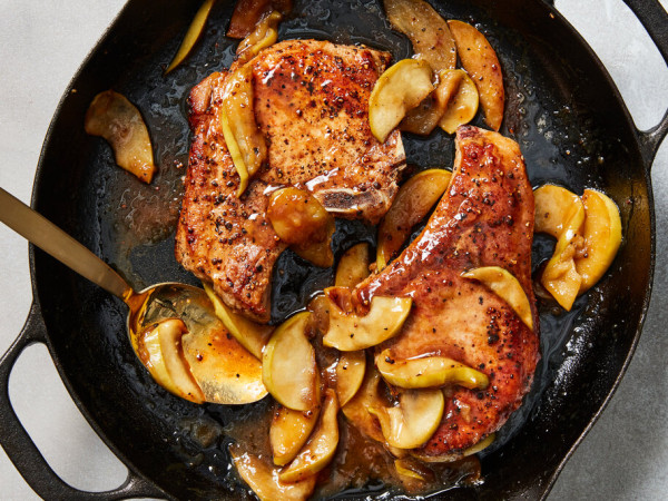 Roasted Pork Chops Served with Apples