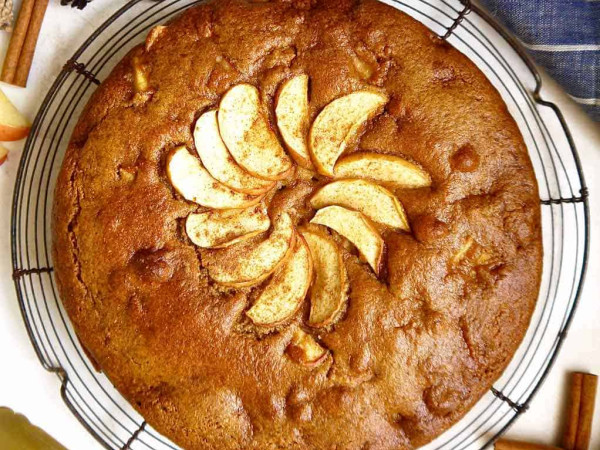Cake with Apples and Cassava Flour