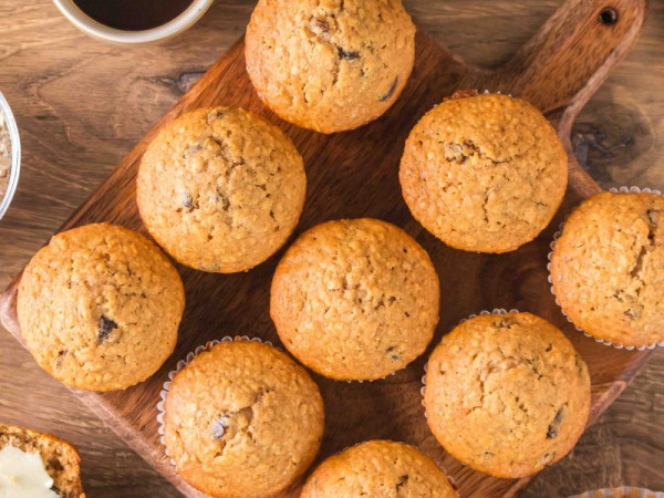 Muffins with Buttermilk, Oatmeal, and Raisins